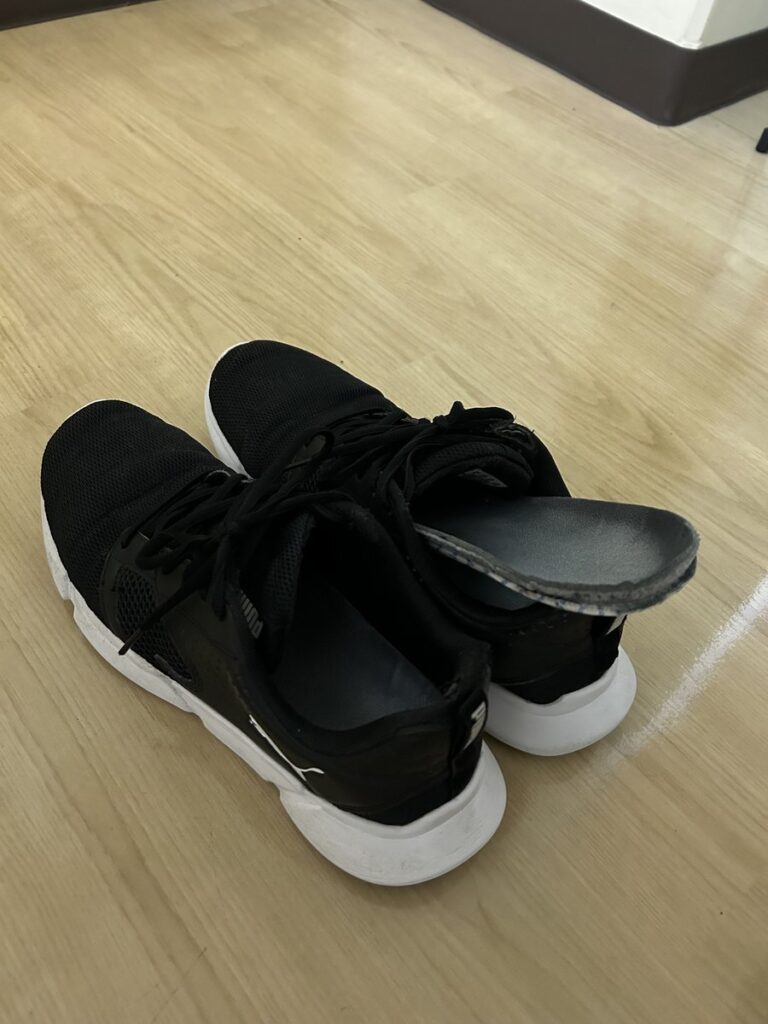 仕事用の黒いスニーカーと、取り出した使用中のソルボインソール