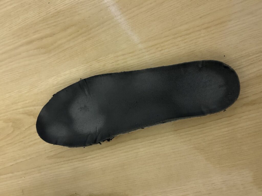 使用中のソルボインソールの表面。足の形がうっすらついている